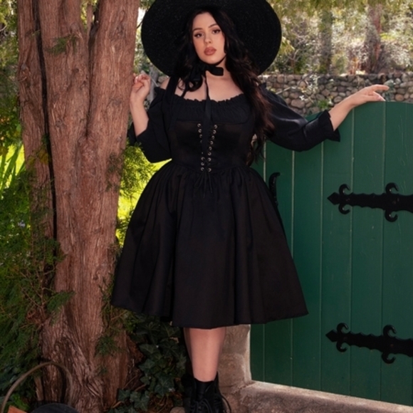Elegant Black Pinafore Dress - Picture 2 of 3